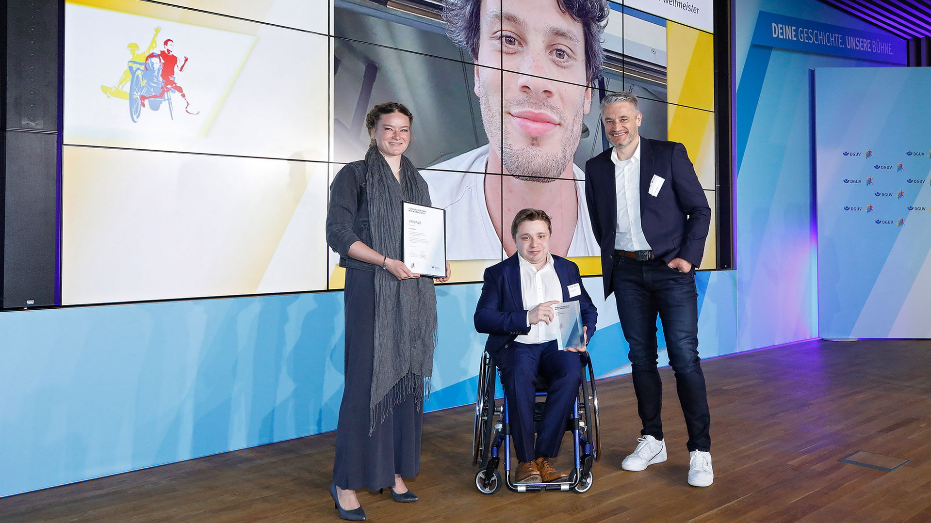 Kategorie Artikel: Nominierte Lena Öller, Laudator Valentin Baus, Gewinner Yves Bellinghaus (per Foto auf dem Screen) und GPMA-Juryvorsitzender Gerd Schönfelder